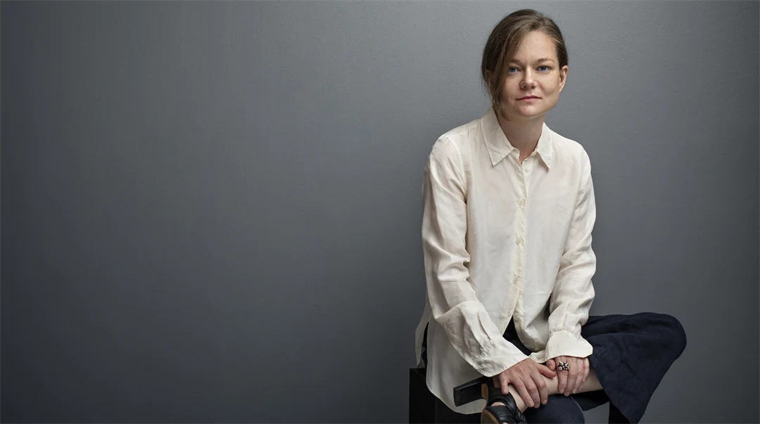 En kvinna sitter på en pall