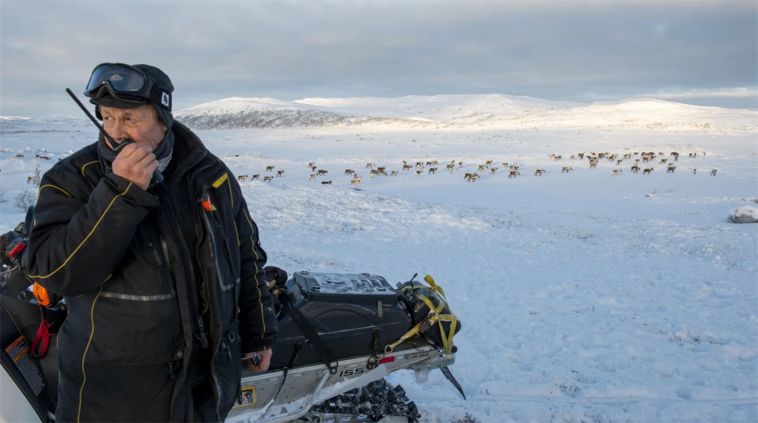 Man vid skoter talar i walkie talkie.