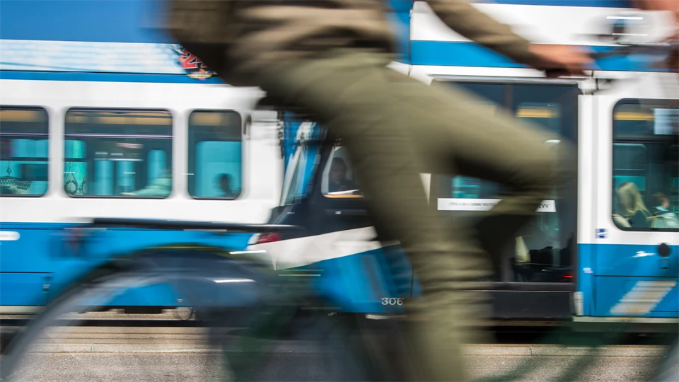 suddig bild, cyklist i stadsmiljö
