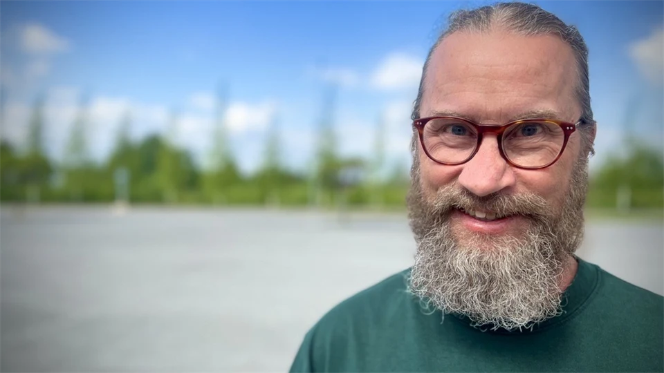 porträtt av en man med skägg