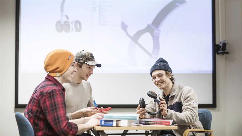 Studenter i grupparbete, sportteknologi 