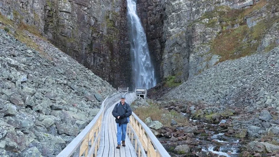 Besökare vid Njupeskärs vattenfallet i Fulufjällets nationalpark