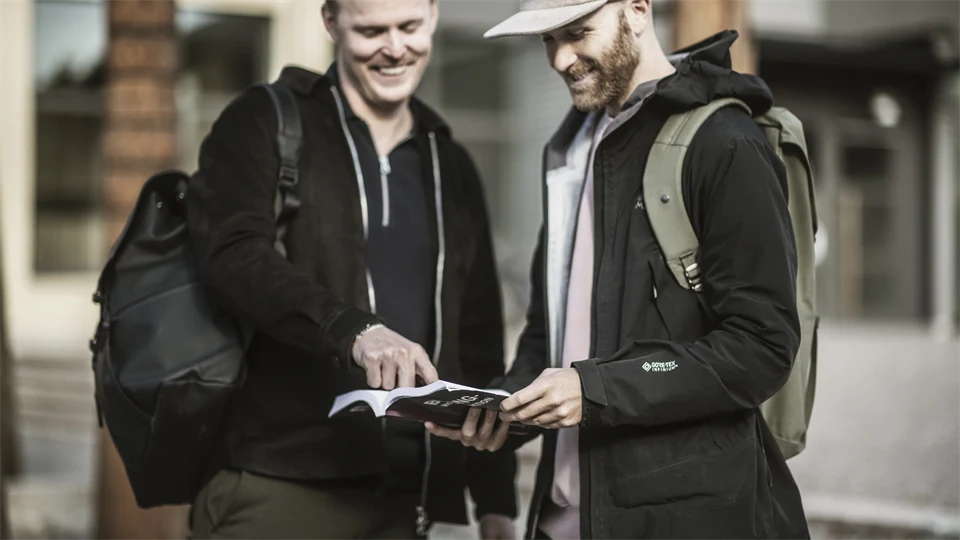 Studenter i campusmiljö.