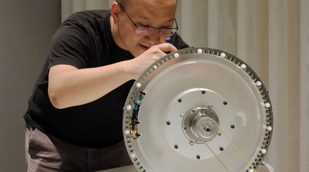 PhD-student Ye Xu workning with a wireless RPM-sensor