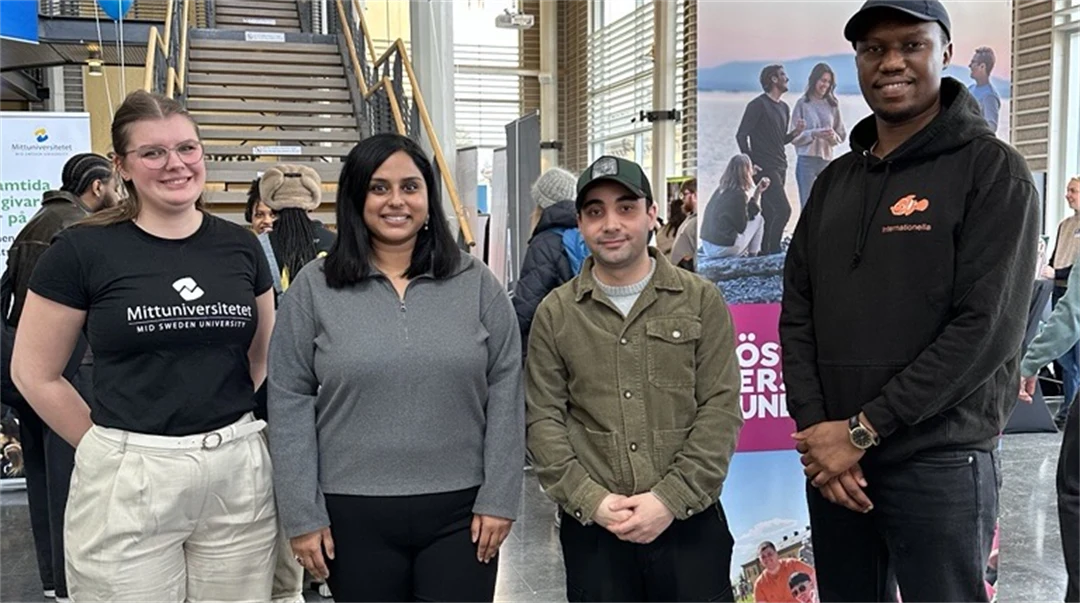 fyra glada studenter på Mötesplats Campus