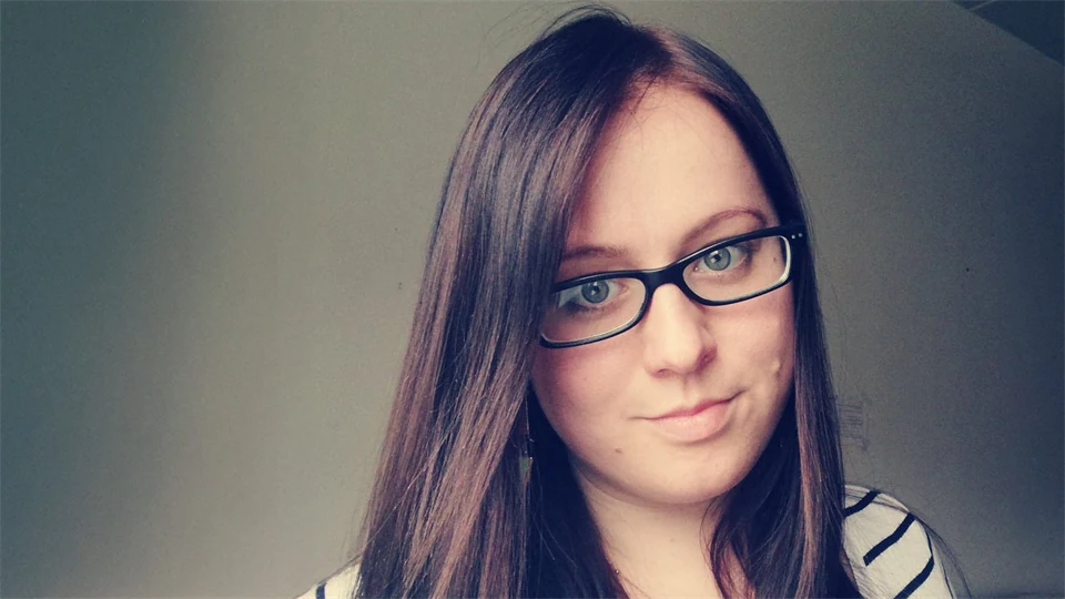 Ung kvinna i randig tröja