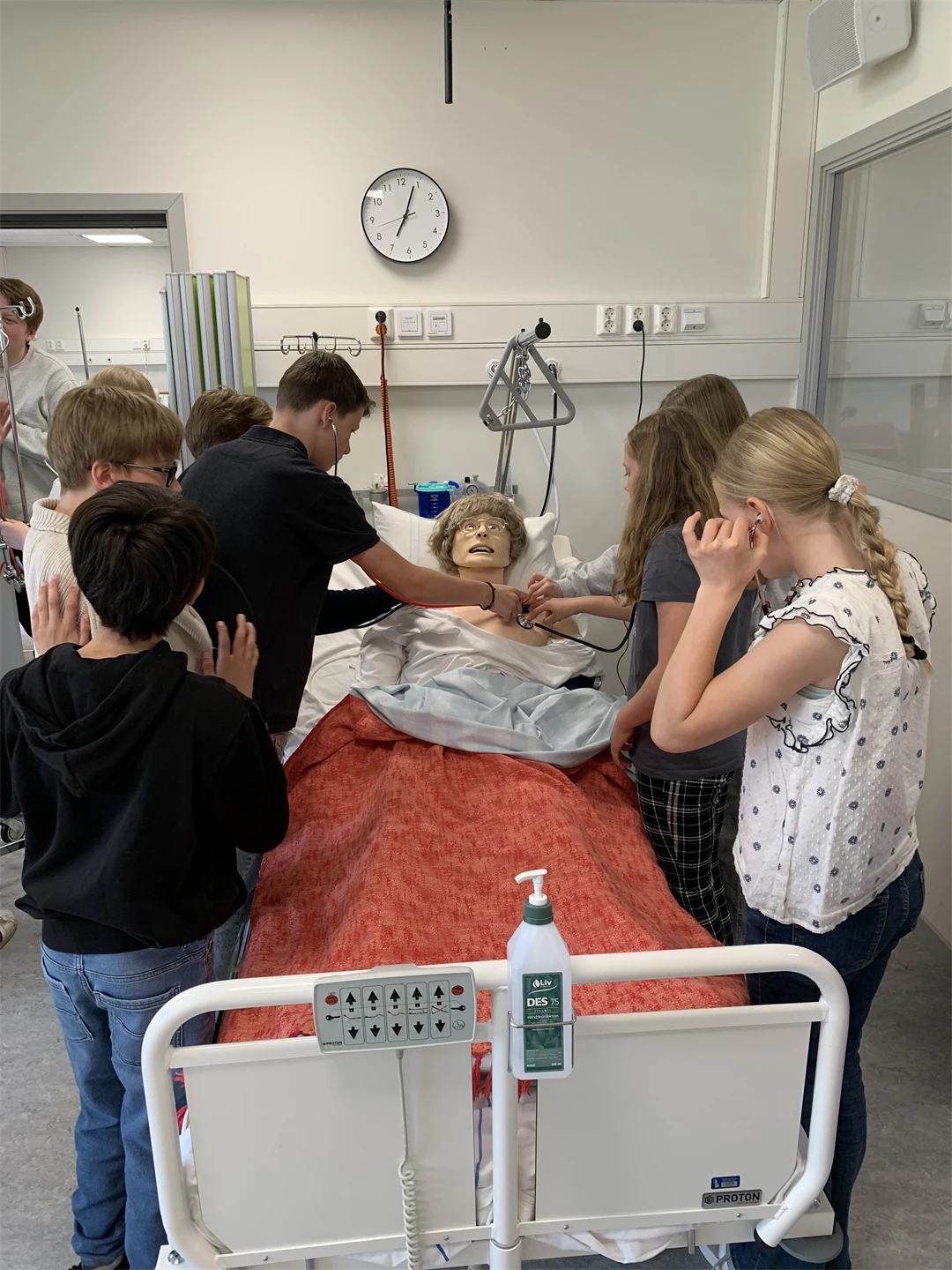 Elever i åk 8 som besöker sjuksköterskeutbildningen i Östersund.