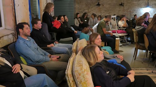 Publik i ett informellt konferensrum under Möteslänken 2026