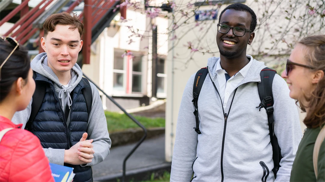 Fyra studenter som samtalar.