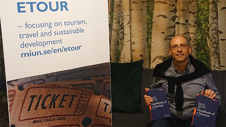 Matthias Fuchs med en ny bok i sin hand - Handbook of e-Turism
