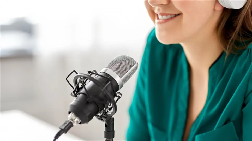 Kvinna vid mikrofon Podcast