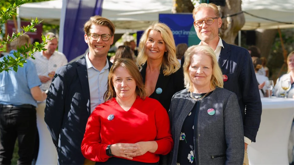 Tre kvinnor och två män i utomhusmiljö som tittar rakt in i kameran.