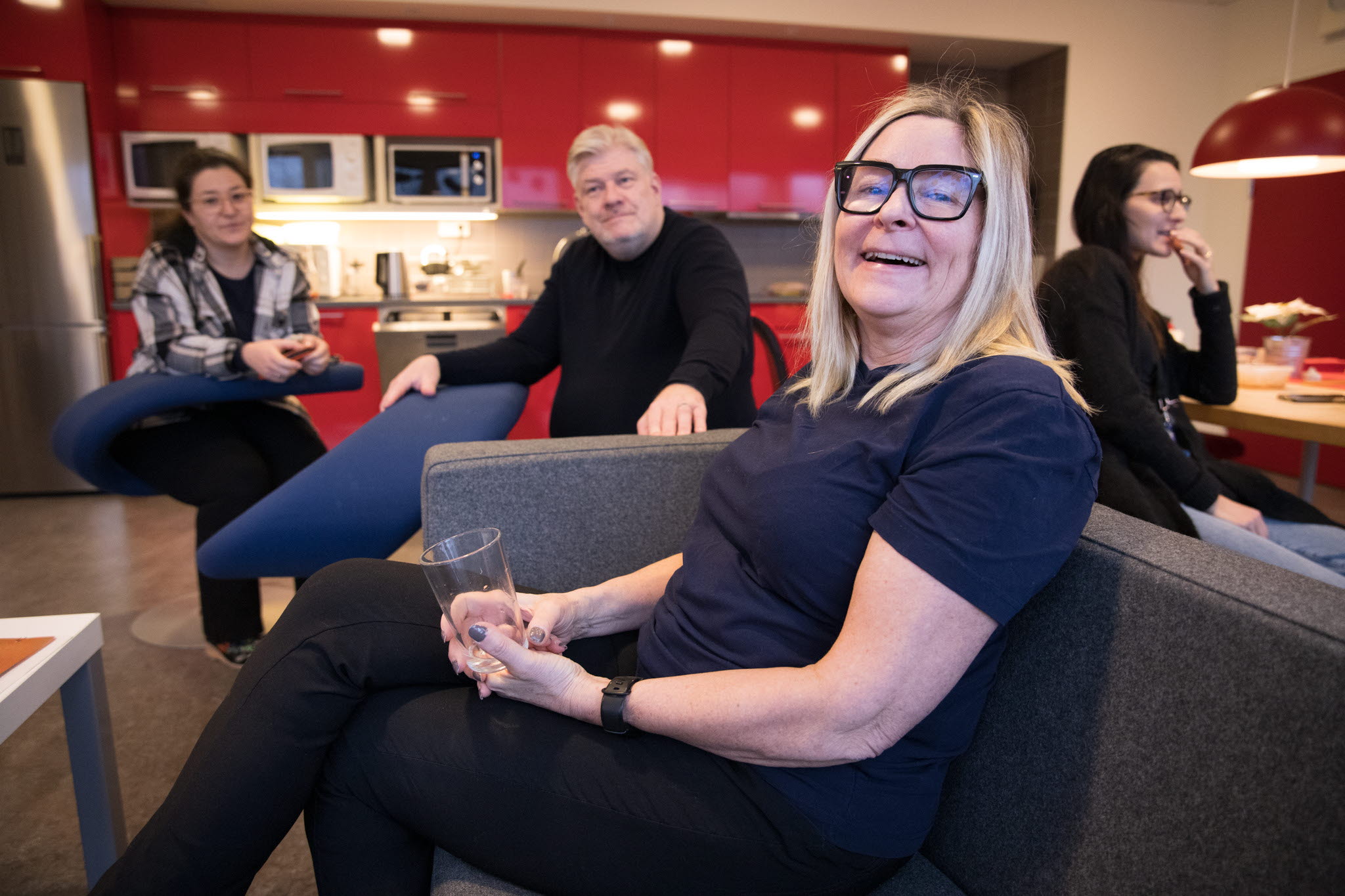 en kvinna sitter i en soffa och skrattar