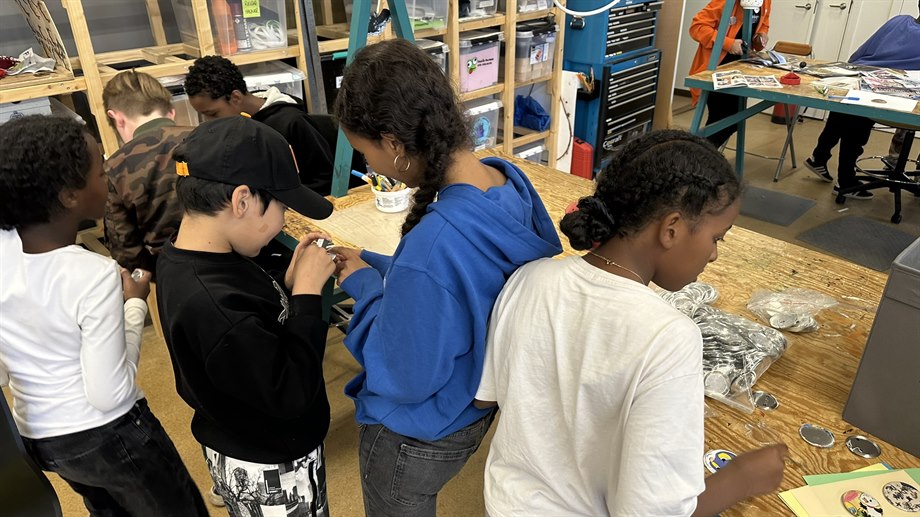 Hermela Samuel hjälper elever på S:t Olofsskolan.