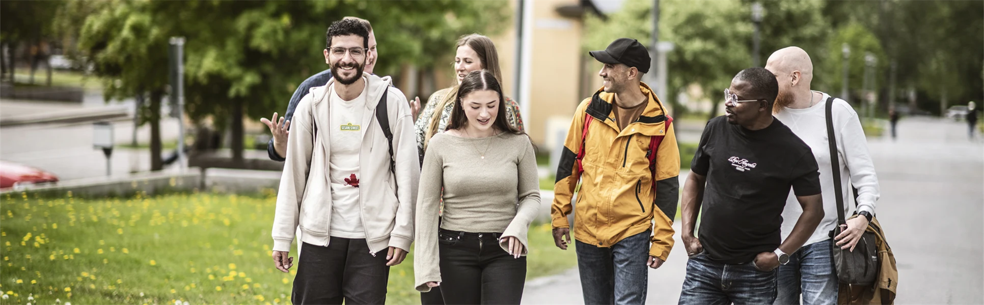 glada studenter campusmiljö.