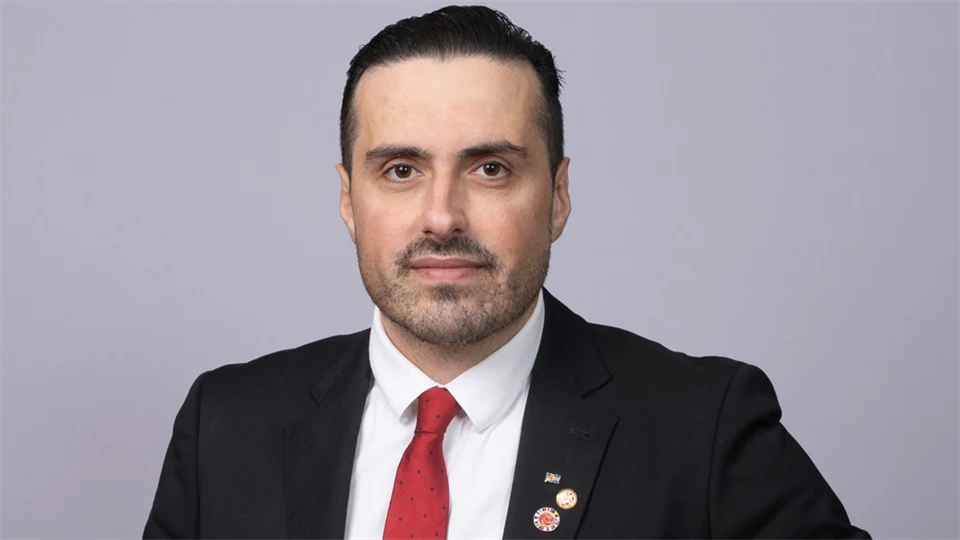 En man tittar in i kameran.