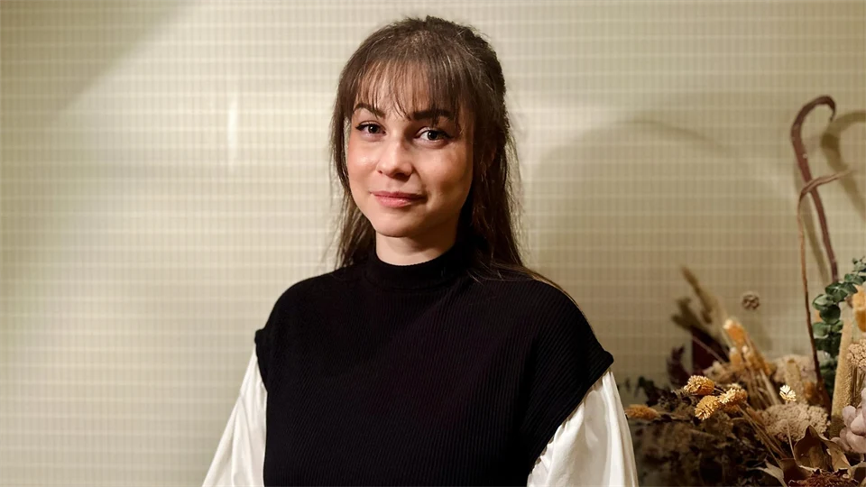 Porträttfoto av en kvinna med långt brunt hår
