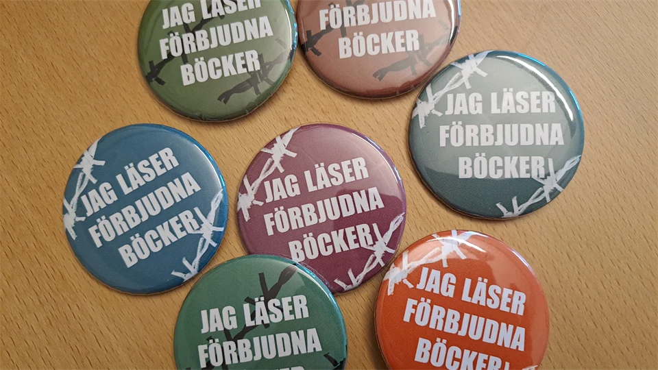 Pins med texten Jag läser förbjudna böcker