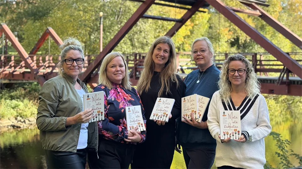 fem kvinnor utomhus hållandes i en bok