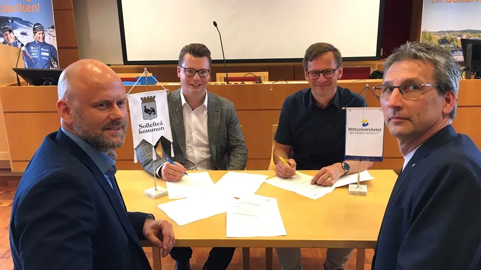 Niklas Nordén, tf kommundirektör Sollefteå, Johan Andersson, kommunalråd Sollefteå, Anders Fällström, rektor Mittuniversitetet och Mikael Näsström, VD Energidalen i Sollefteå AB. 