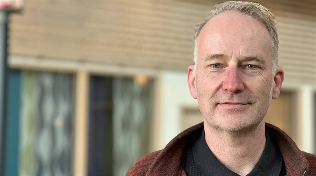 Porträtt av man inomhus.