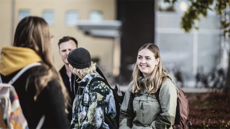 Studenter i campusmiljö.