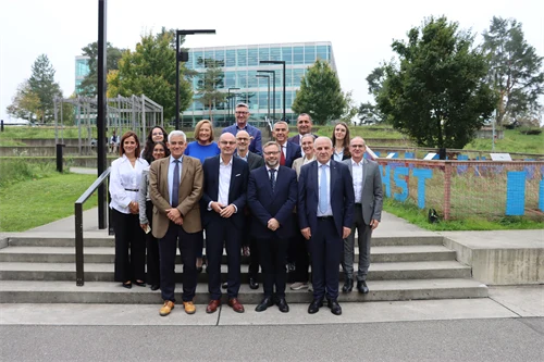 Gruppbild utomhus från Strategy Board Meeting i Schweiz med lärosätenas representanter.