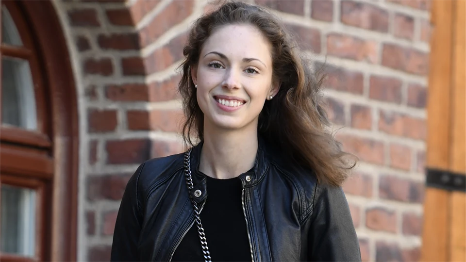 En leende tjej med vinden i håret.