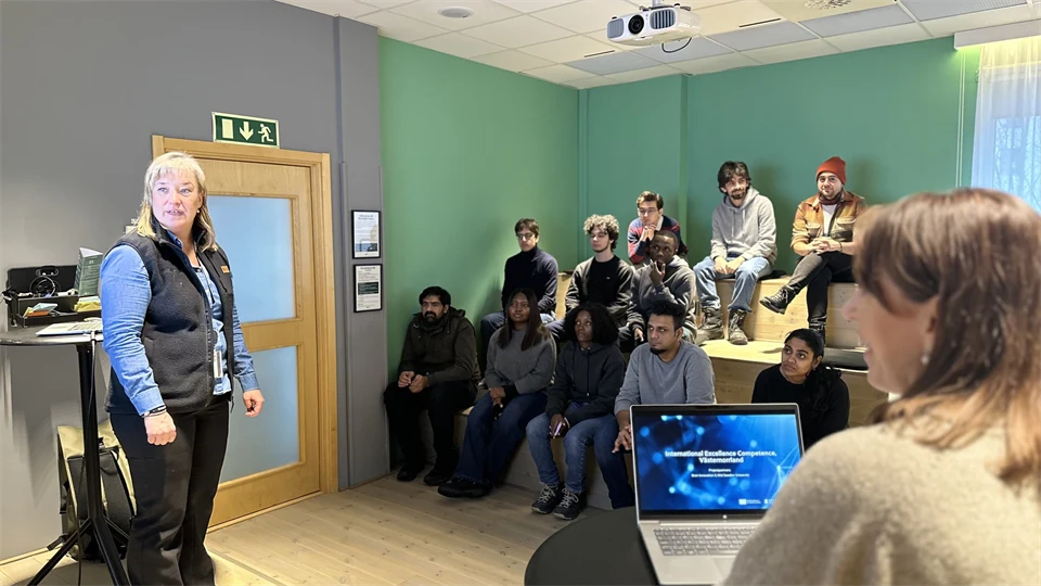 Two women is talking in front of an audience