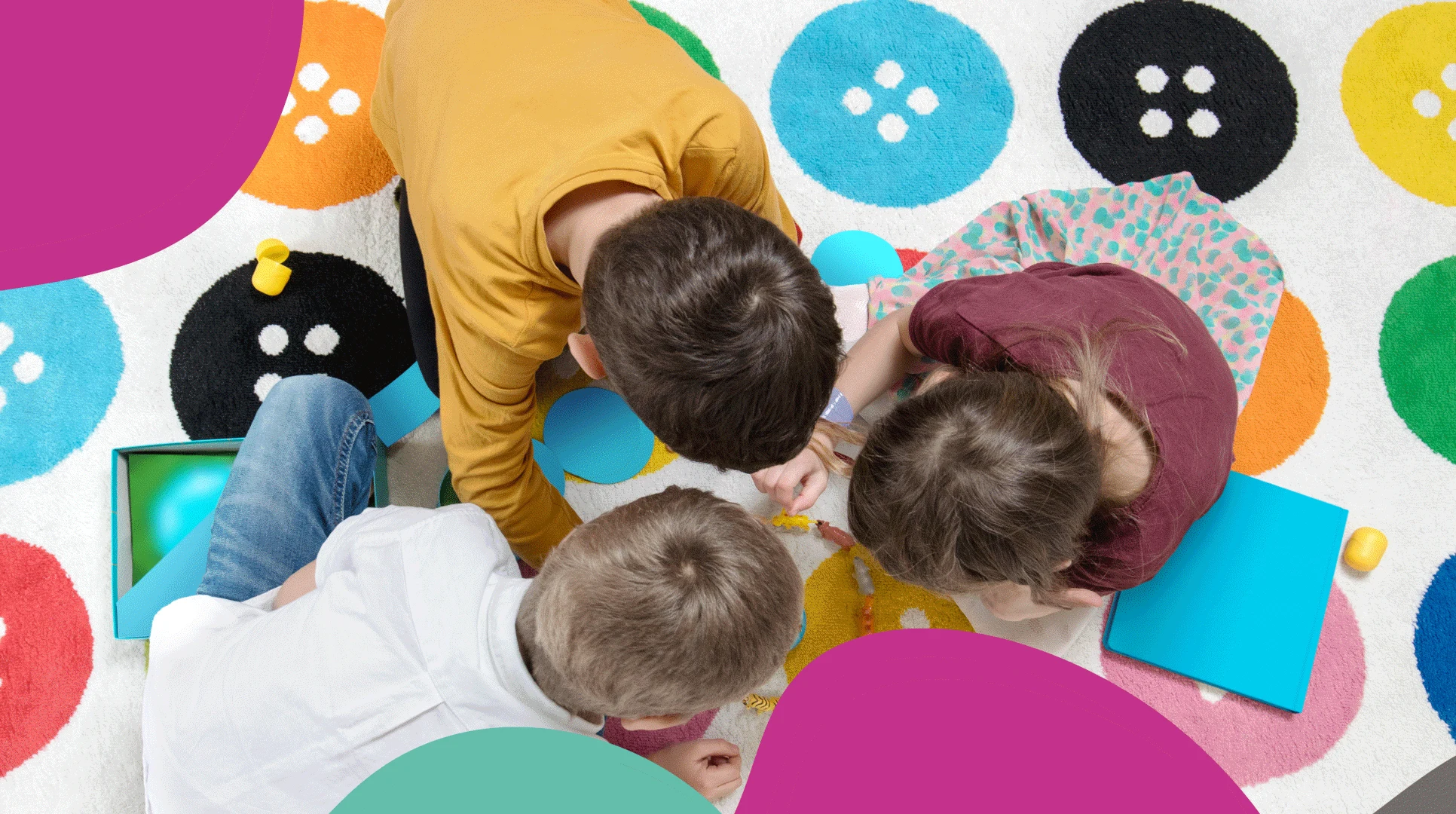 Tre barn som leker tillsammans