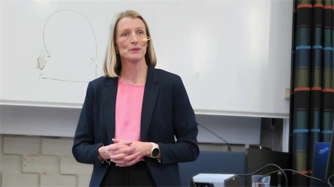 Kvinnlig talare från Nordea talar i mikrofon