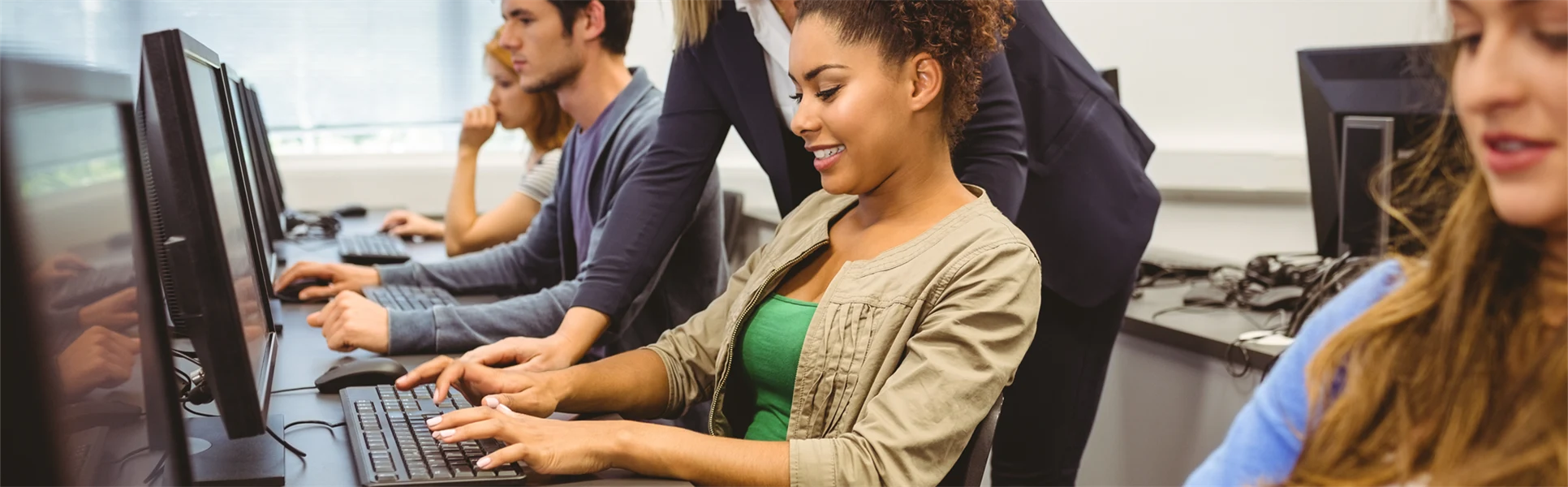 Studenter i datorsal