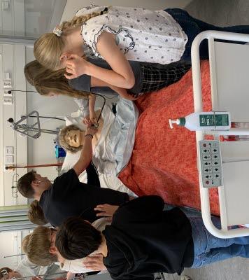 Elever i åk 8 som besöker sjuksköterskeutbildningen i Östersund.
