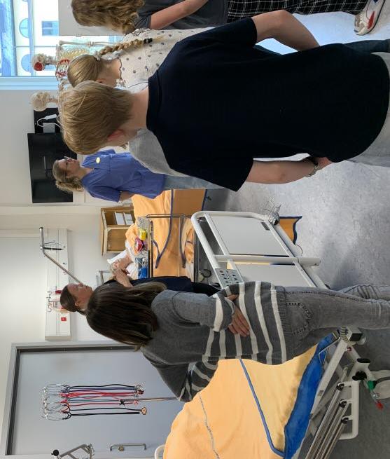 Teachers at the nursery school are telling pupils about the nursery program in Östersund. 