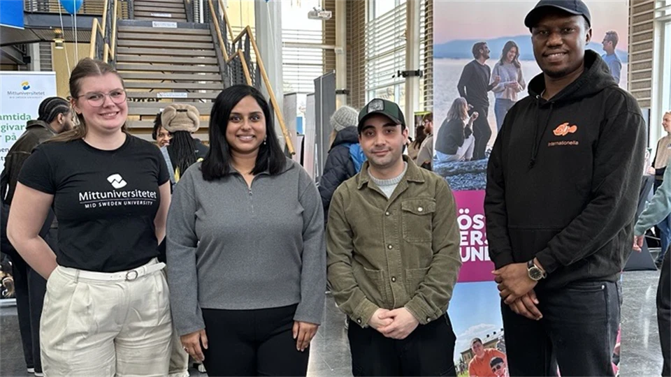 fyra glada studenter på Mötesplats Campus