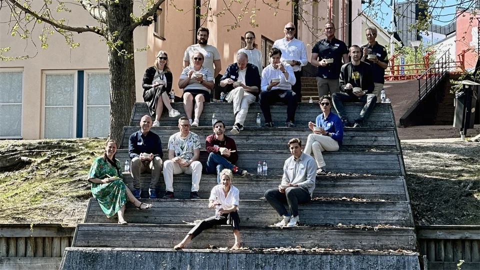 folk sitter på en trappa