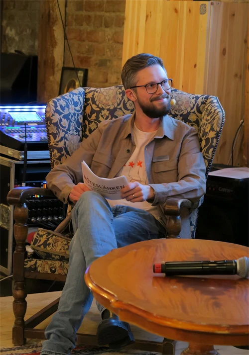 Manlig moderator pratar från scenen under Möteslänken 2026