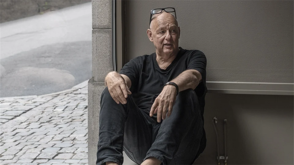 Gert  Wingårdh, svensk arkitekt. Hans arbeten sträcker sig från butiksinredningar till fabrikskomplex