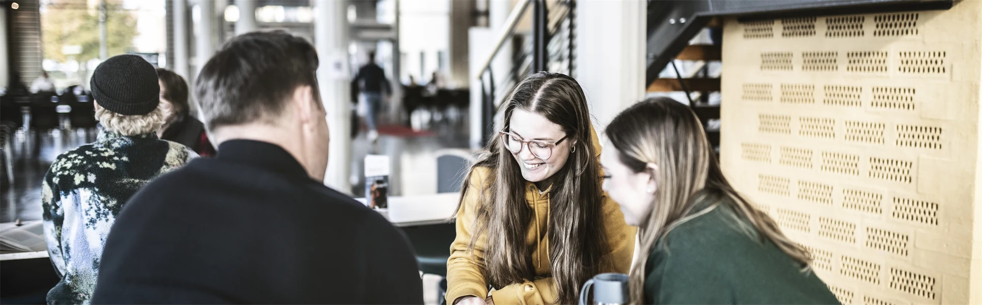 Studenter i campusmiljö.