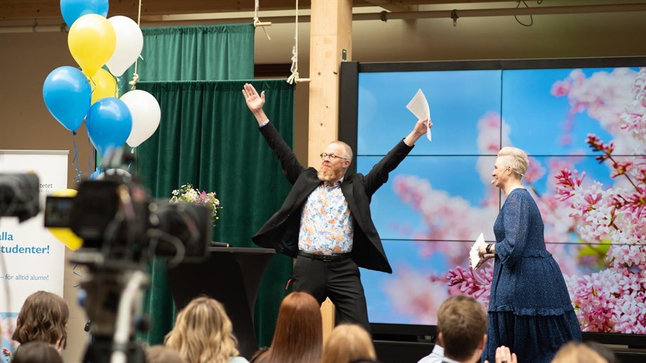 Sven Olofsson håller lärarens tal på avslutningen för avgående studenter 3 juni 2022. 