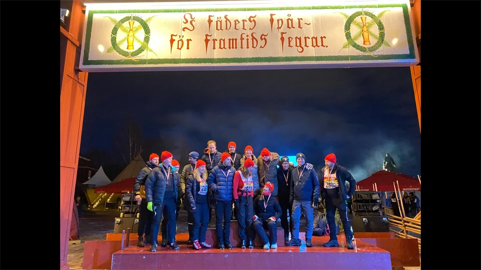 Group photo of students under the Vasaloppet sign