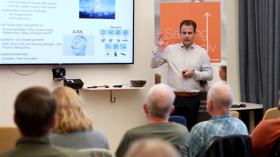 Mattias O'Nils presenterar STC forskningscenter.