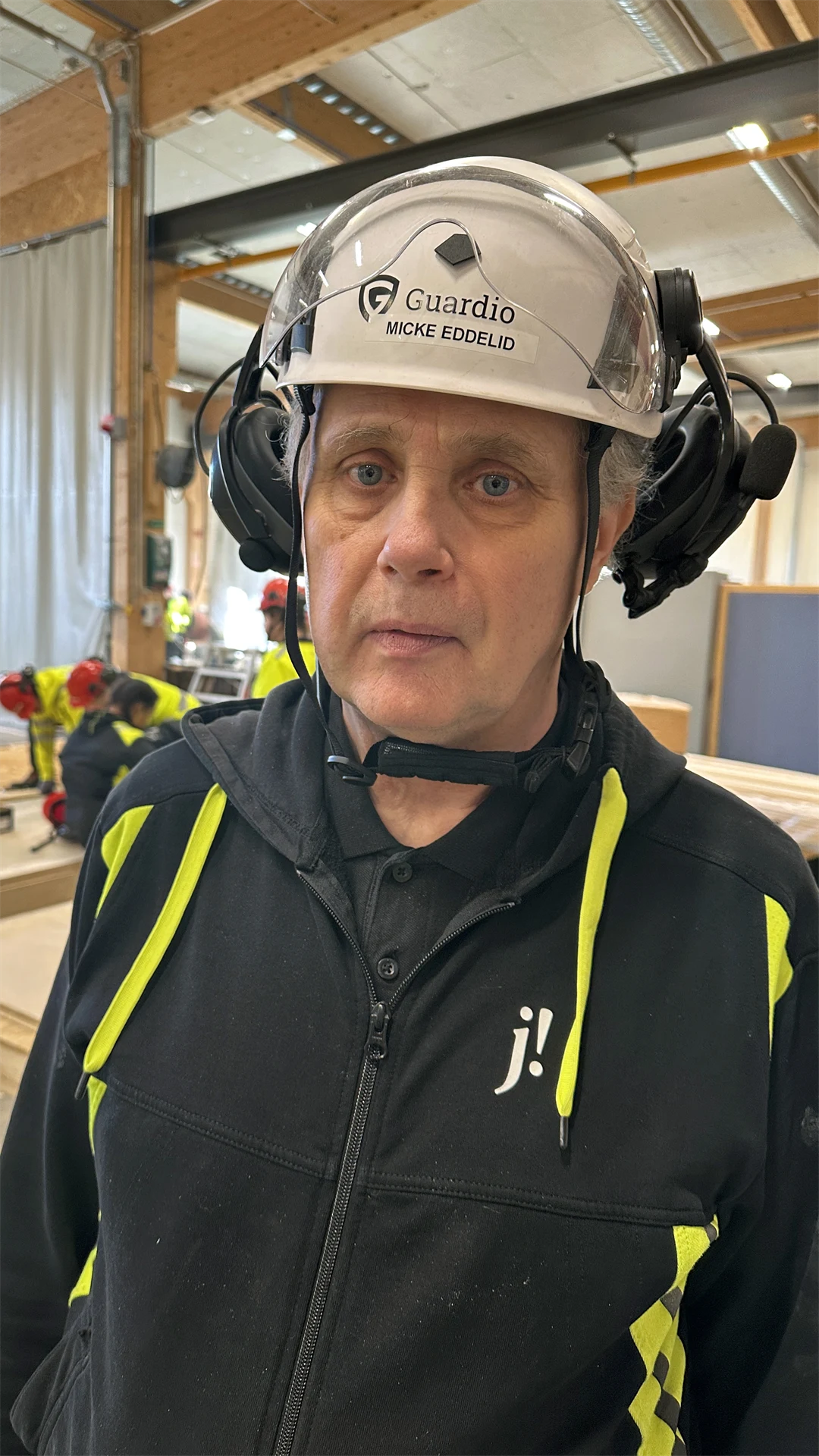 en man i hjälm och öronkåpor