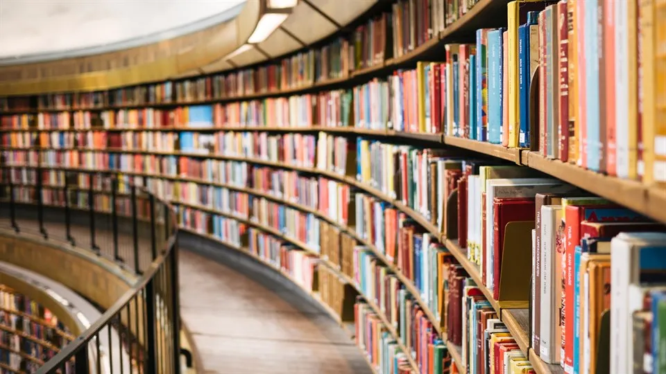 Ett bibliotek fullt med böcker