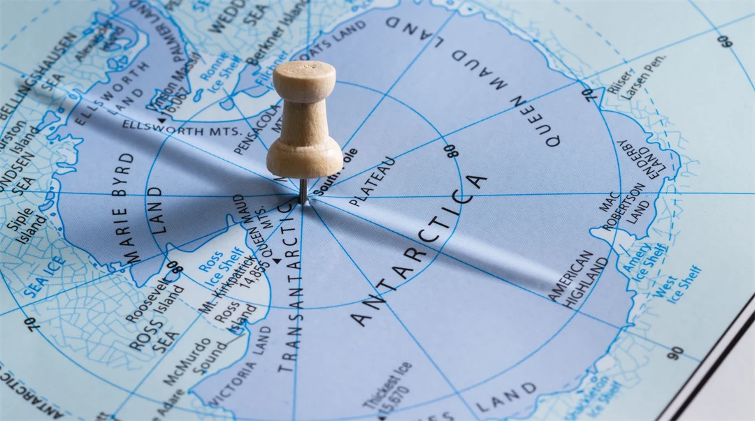 kartnål på karta över Antarktis