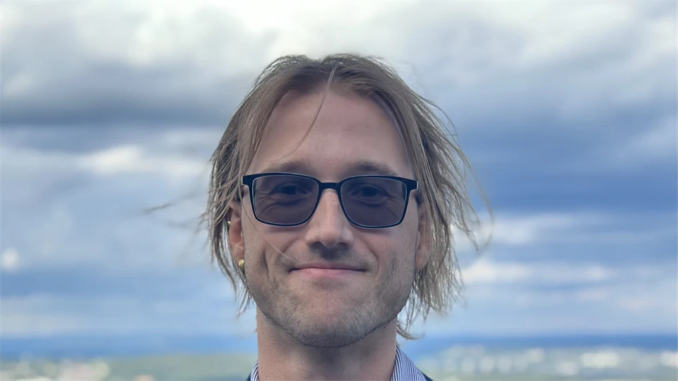 En man med blå kavaj och glasögon