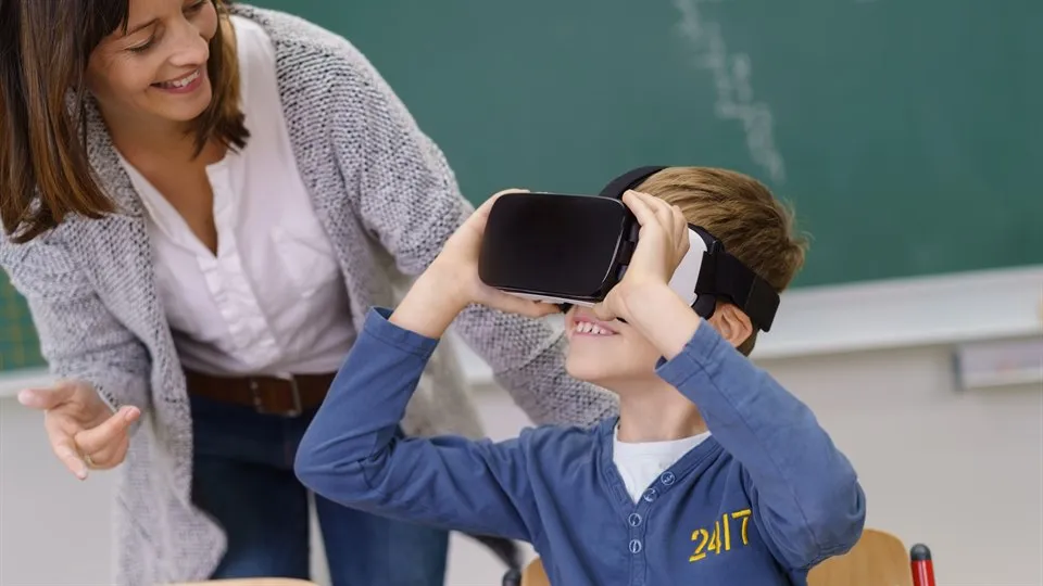Barn testar VR i skola med lärare