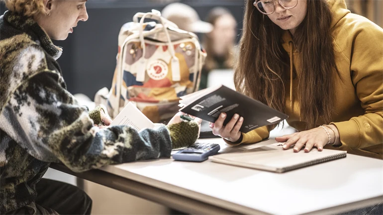 Studenter i campusmiljö.