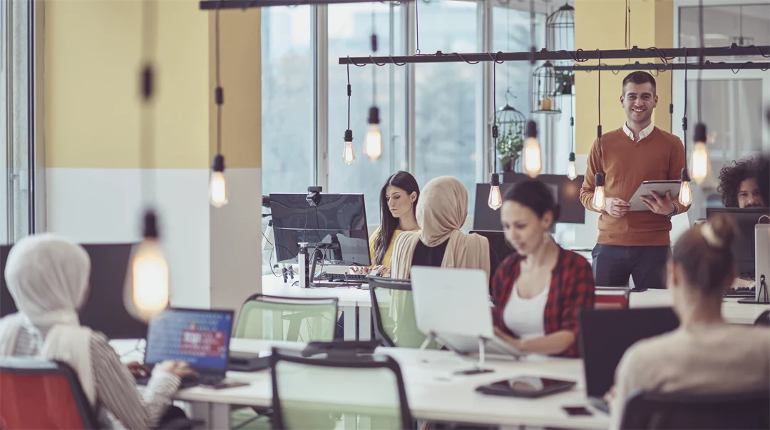 Coworking space med arbetande människor