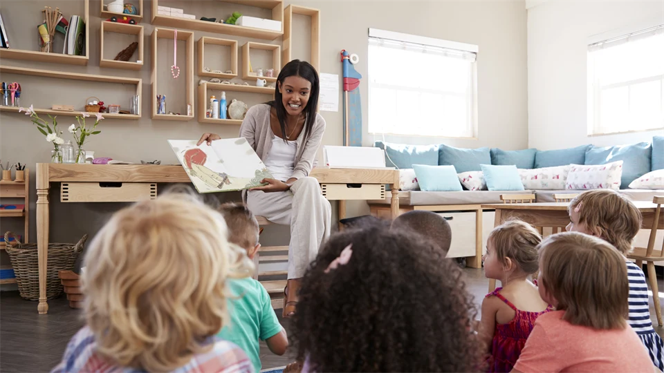Lärare som läser för barn